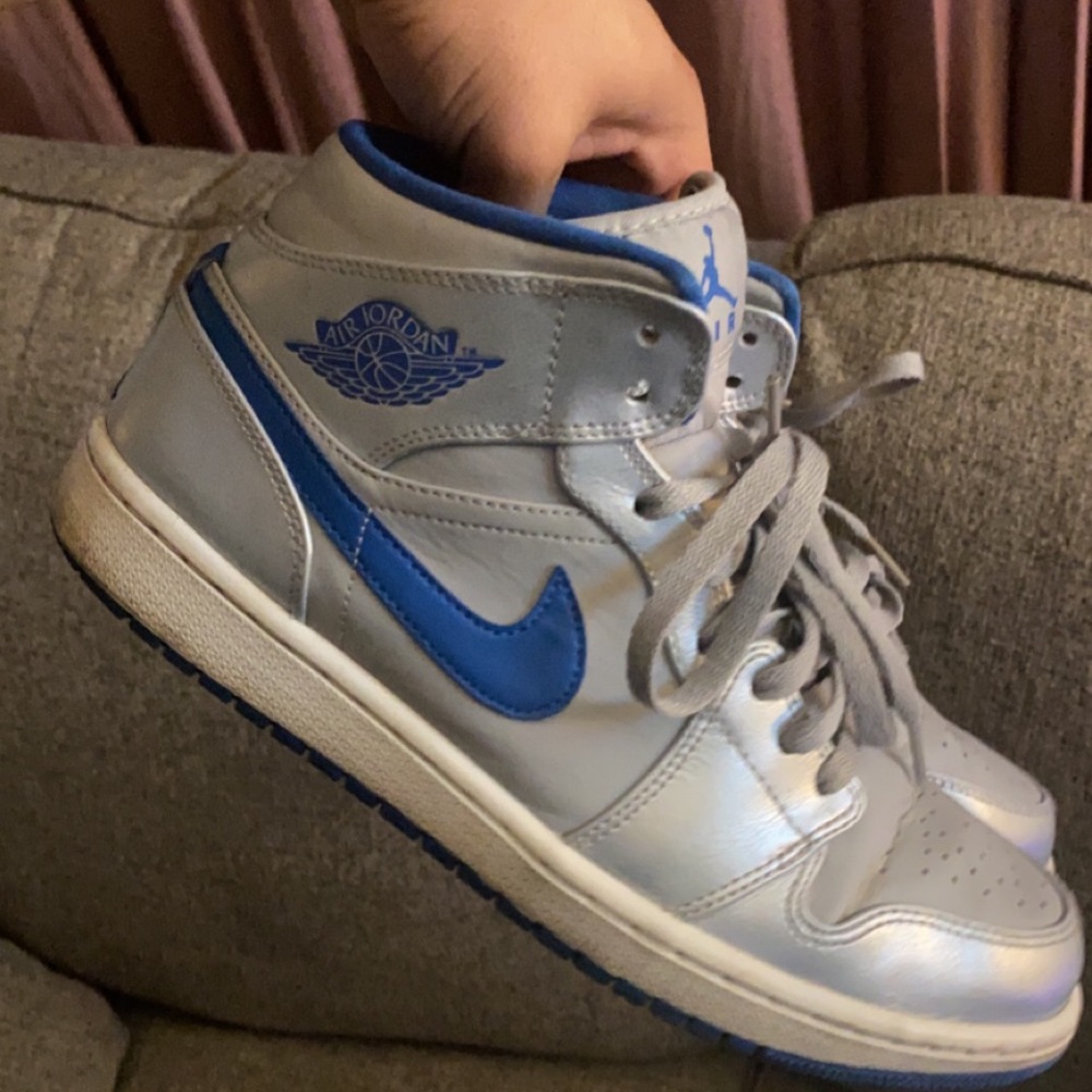 Jordan 1 mid silver n blue rare color way  25 $